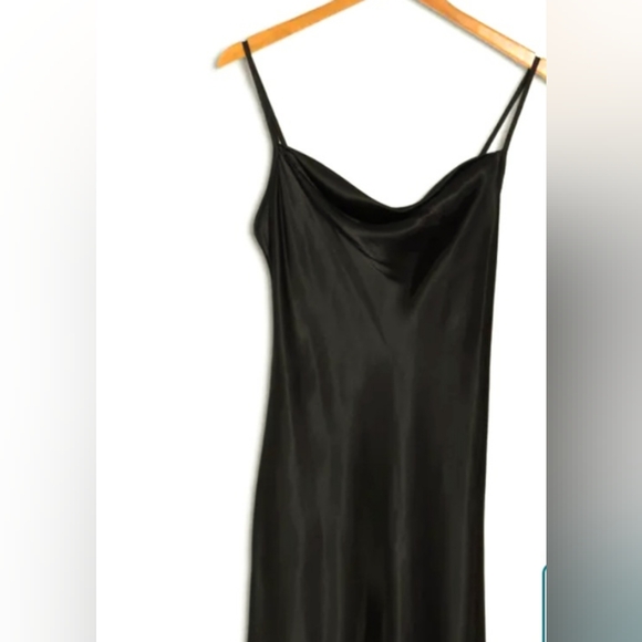BAR III BLACK DRESS WITH A SATIN FINISH AND A DRAPEY COWL-NECKLINE. SIZE L - Picture 4 of 14